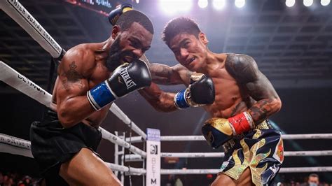 Mark Magsayo pulls upset to halt Gary Russell Jr.'s long WBC featherw.